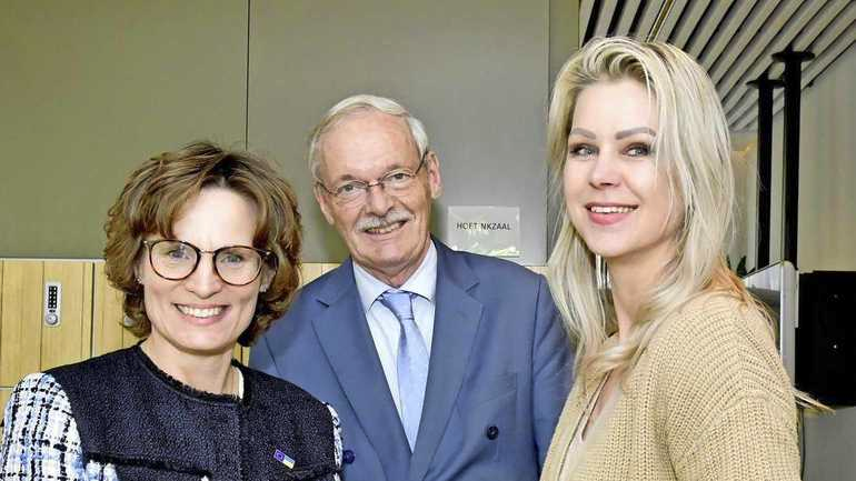 Brussel gebiedt, Den Haag gehoorzaamt.

Ongekozen EU-commissaris komt ons de les lezen en dwingt ons tot ongegrond beleid dat de boerenstand vernietigt.

BBB-bewindspersonen hebben braaf geluisterd, instemmend geknikt, ijverig de instructies genoteerd en beloofd om snel met de