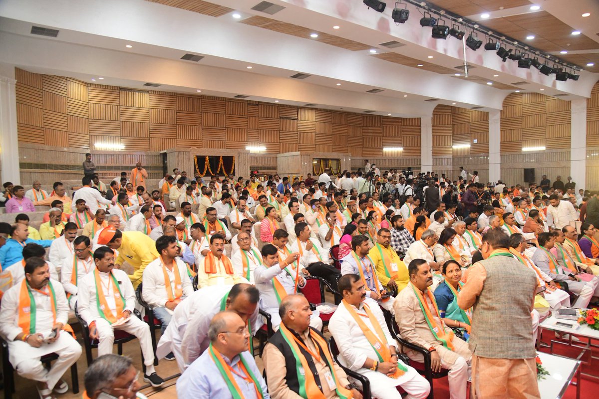 प्रदेश अध्यक्ष श्री <a href="/Bhupendraupbjp/">Bhupendra Singh Chaudhary</a>, राष्ट्रीय अध्यक्ष अनुसूचित मोर्चा श्री <a href="/LalSinghArya/">Lal Singh Arya</a>, प्रदेश महामंत्री (संगठन) श्री <a href="/idharampalsingh/">Dharampal Singh</a> एवं युवा मोर्चा राष्ट्रीय उपाध्यक्ष श्री <a href="/Abhina_Prakash/">Abhinav Prakash</a> ने लखनऊ में आयोजित 'प्रदेश कार्यशाला' को सम्बोधित किया।

#BJP4ViksitBharat