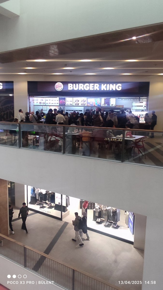 6284Iftira's tweet photo. @MikdatErtemTR Siz bu gönderiyi paylaşırken bende Gaziantep'te ki bi alış veriş merkezindeydim. Tamda burger kıng 'e denk geldim ....şu sıraya bakarmısınız... https://t.co/l1MwiGySWo