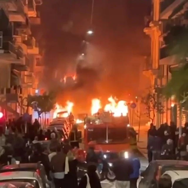 Άλλη μια νύχτα τρόμου και καταστροφών περιουσιών από τους γνωστούς άγνωστους στη καρδιά της Αθήνας. 80 συνελήφθησαν   απο την ΕΛΑΣ , 80 αφέθηκαν ελεύθεροι από τη δικαιοσύνη.
Ατιμωρησία... Κάποιοι δεν κάνουν καλά τη δουλειά τους.
