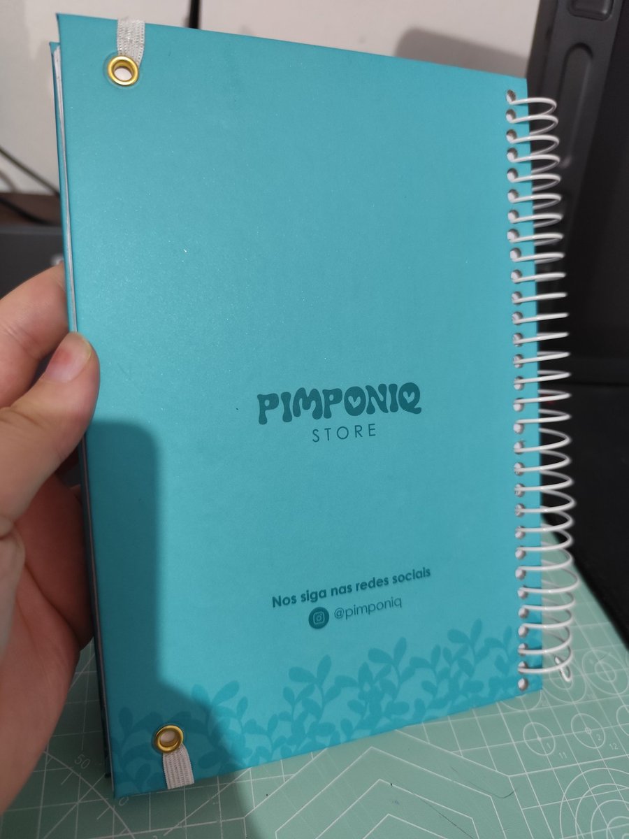 Tai_Santi_'s tweet photo. Vocês comprariam um caderninho dessa artista que vos fala?
Esse foi meu primeiro de muitos, achei muito divertido fazer, espero que gostem! https://t.co/2fll1iFx3J