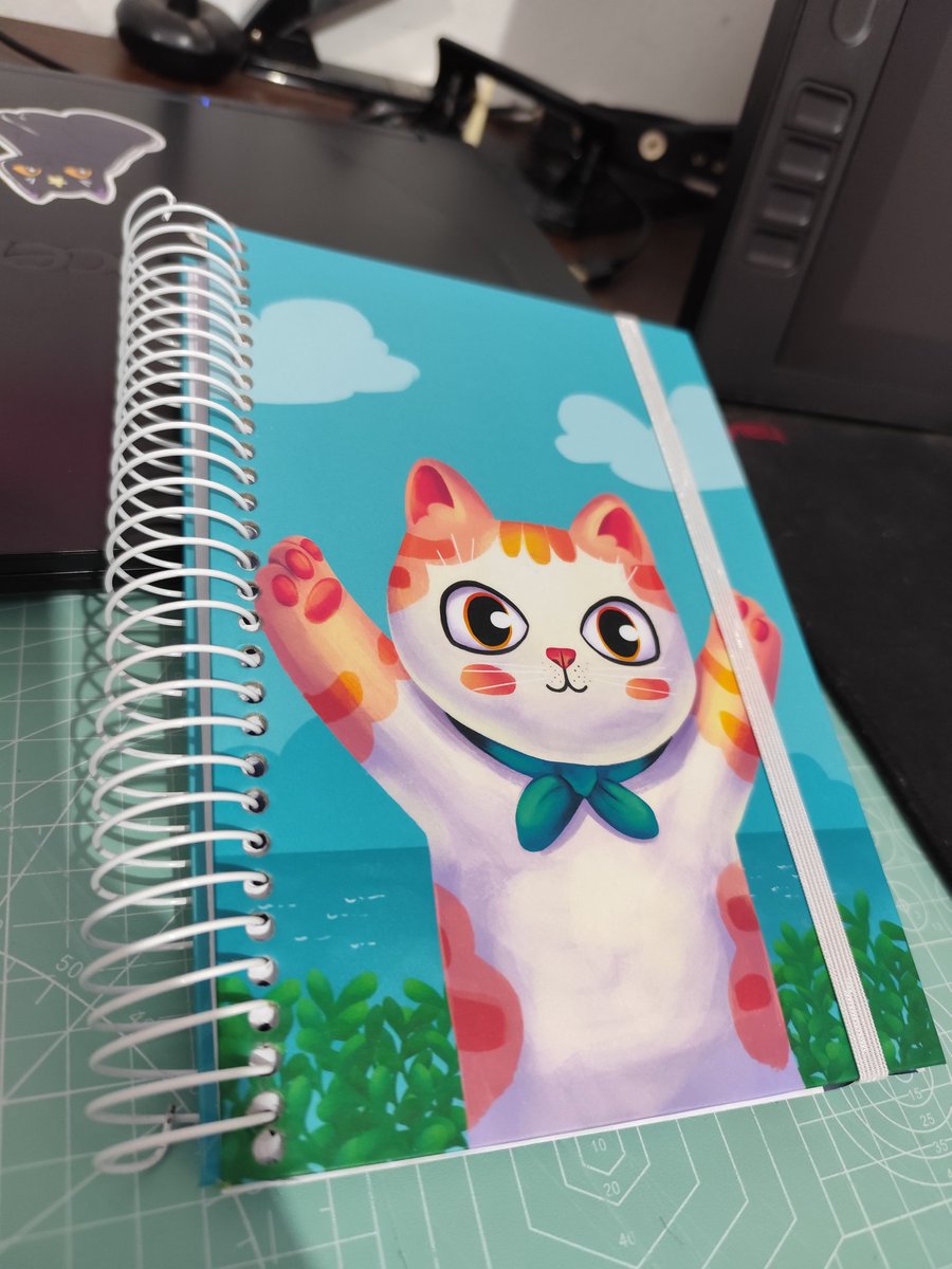 Tai_Santi_'s tweet photo. Vocês comprariam um caderninho dessa artista que vos fala?
Esse foi meu primeiro de muitos, achei muito divertido fazer, espero que gostem! https://t.co/2fll1iFx3J