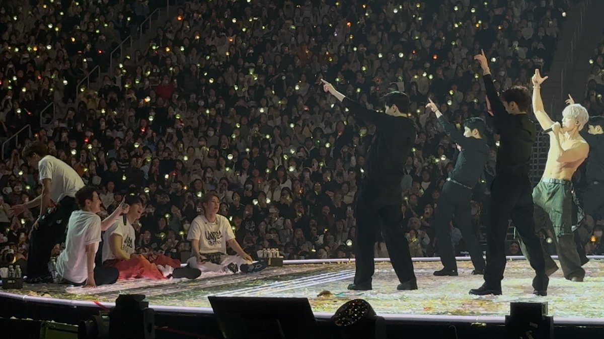 nwhcute's tweet photo. 5시간 째 진행중인 인피니트 콘서트 현황

아모르겟고되는대로한명씩나와봐라 https://t.co/L5AhJ8oTWD