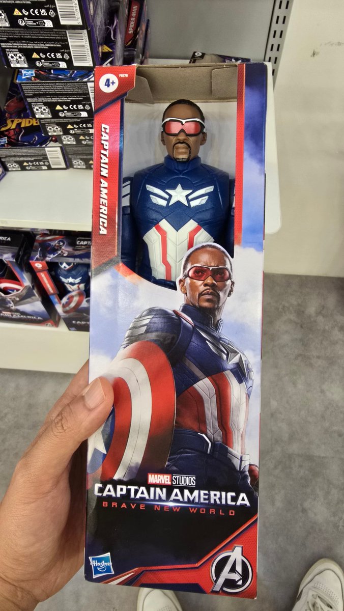 นึกว่าลุงหลุดมาจากหนังเรื่อง Blade เบลด พันธุ์ฆ่าอมตะ ปี 2541 😂😂😂

He looks like the actor from movie "Blade" shown in 1998. 😂😂😂