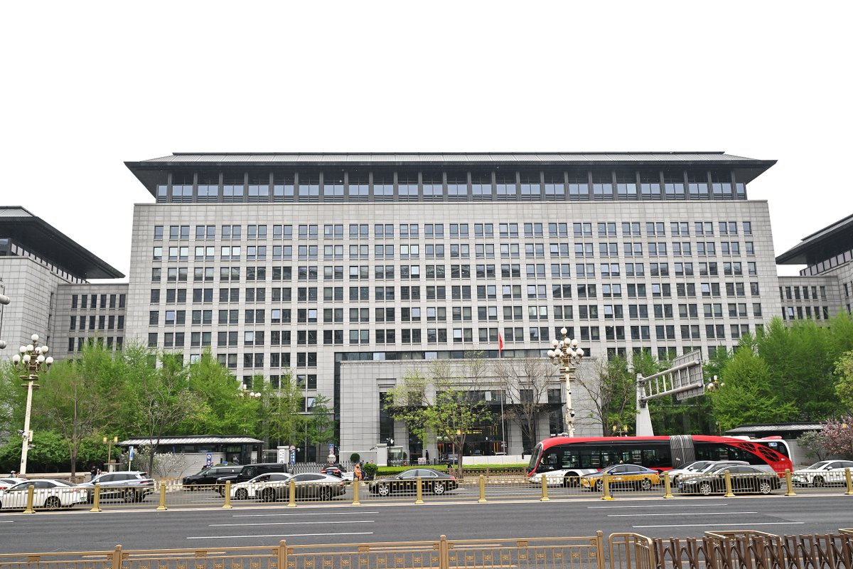 ShanghaiEye's tweet image. The #US side should completely cancel the wrong practice of #reciprocaltariffs, and return to the right path of resolving differences through mutual respect and equal dialogue, #China&apos;s Ministry of Commerce @MOFCOM_China said on Sunday, after #US exempted smartphones, computers…