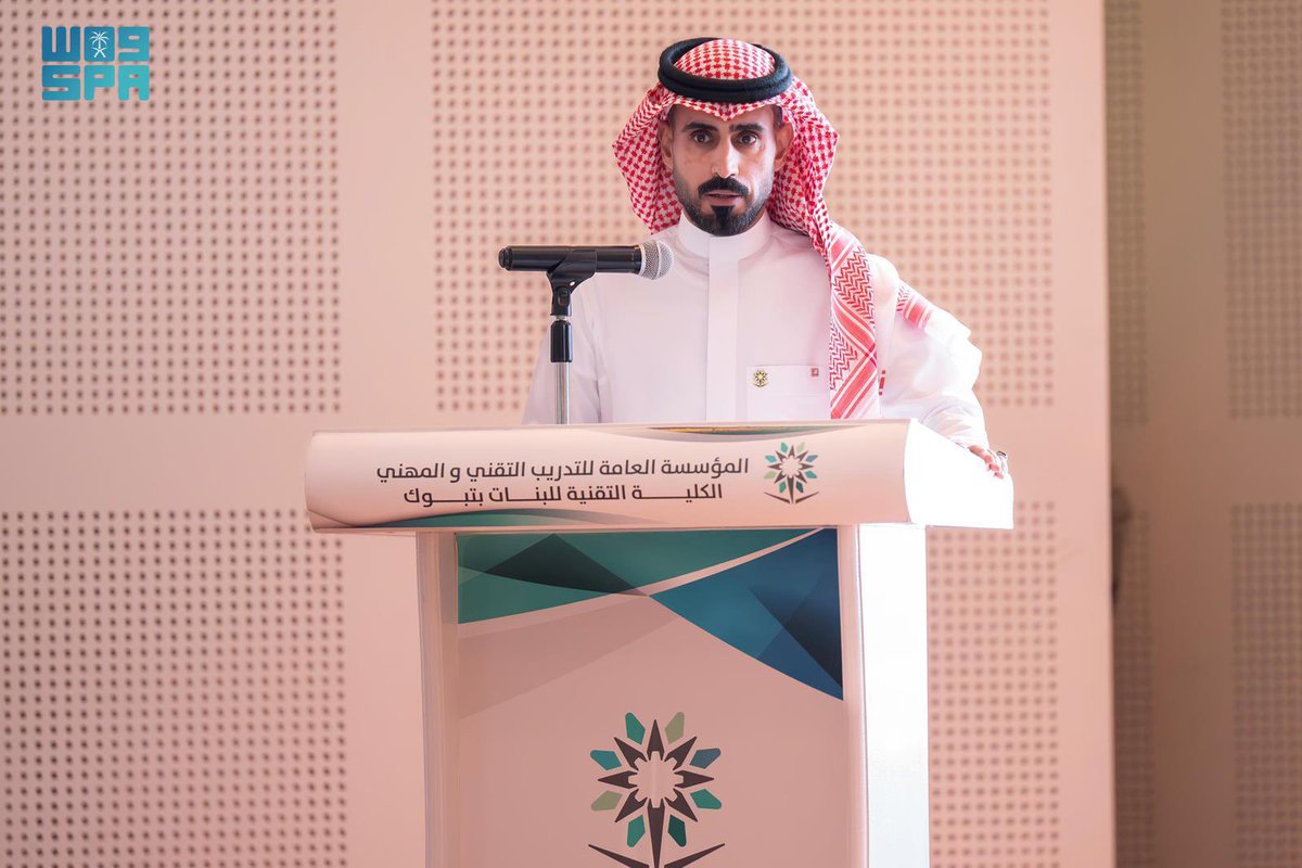 issa_alenazi's tweet photo. انطلقت اليوم، فعاليات ملتقى "قيد المحاسبي"، الذي تستضيفه الكلية التقنية للبنات بمنطقة #تبوك وتنظمه الإدارة العامة للتدريب التقني والمهني، تحت شعار "التميز المهني في المحاسبة نحو مستقبل واعد"، ويستمر لمدة يومين، بمشاركة نخبة من المتخصصين والمهتمين في المجالين المحاسبي والأكاديمي.
 واستهل حفل الافتتاح بكلمة ترحيبية ألقاها مدير الإدارة العامة للتدريب التقني والمهني بمنطقة تبوك المهندس علي بن مرزوق البلوي، أكّد فيها حرص الإدارة على مواءمة التخصصات المهنية مع متطلبات سوق العمل، وتطوير المهارات التي تتطلبها المرحلة القادمة، مشيرًا إلى أن الملتقى يُمثل منصة حوارية فاعلة، ومساحة لتبادل الخبرات، وفرصة لتلاقي المتخصصين ومنسوبي التدريب التقني، بما يسهم في تعزيز التكامل بين المعرفة والمهارة.
 عقب ذلك، ألقت عميدة الكلية التقنية للبنات بتبوك سهى الحمزي، كلمة استعرضت فيها أهمية إقامة مثل هذه الملتقيات العلمية، بوصفها منصات داعمة لإثراء المعرفة، وتحفيز الإبداع، وتعزيز روح التعاون والتكامل بين الجهات والمؤسسات المهتمة، معلنةً انطلاق البرنامج الحواري للجلسات المتخصصة.
https://t.co/vFR3NU97Bk
 وتضمّن اليوم الأول ست جلسات نقاشية، تناولت عددًا من المحاور الحيوية في مهنة المحاسبة، أبرزها: الحوكمة وإدارة المخاطر، واستشراف مستقبل مهنة المحاسبة، وضريبة التصرفات العقارية، وتحديات الشهادات المهنية، والتعليم المدمج في المحاسبة، ودور التقنية في تطوير أنظمة المحاسبة، وشارك في هذه الجلسات نخبة من الأكاديميين والخبراء المتخصصين في هذا المجال.
 يُذكر أن الملتقى يهدف إلى رفع مستوى الوعي المهني، ومواكبة مستجدات قطاع المحاسبة، وتعزيز ارتباط المتدربات بسوق العمل، من خلال لقاءات معرفية وتطبيقية مكثفة.
@tvtc_f_tabuk #السعودية