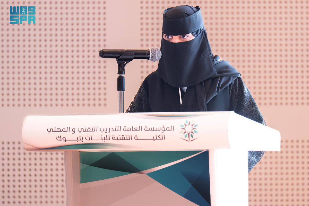 issa_alenazi's tweet photo. انطلقت اليوم، فعاليات ملتقى "قيد المحاسبي"، الذي تستضيفه الكلية التقنية للبنات بمنطقة #تبوك وتنظمه الإدارة العامة للتدريب التقني والمهني، تحت شعار "التميز المهني في المحاسبة نحو مستقبل واعد"، ويستمر لمدة يومين، بمشاركة نخبة من المتخصصين والمهتمين في المجالين المحاسبي والأكاديمي.
 واستهل حفل الافتتاح بكلمة ترحيبية ألقاها مدير الإدارة العامة للتدريب التقني والمهني بمنطقة تبوك المهندس علي بن مرزوق البلوي، أكّد فيها حرص الإدارة على مواءمة التخصصات المهنية مع متطلبات سوق العمل، وتطوير المهارات التي تتطلبها المرحلة القادمة، مشيرًا إلى أن الملتقى يُمثل منصة حوارية فاعلة، ومساحة لتبادل الخبرات، وفرصة لتلاقي المتخصصين ومنسوبي التدريب التقني، بما يسهم في تعزيز التكامل بين المعرفة والمهارة.
 عقب ذلك، ألقت عميدة الكلية التقنية للبنات بتبوك سهى الحمزي، كلمة استعرضت فيها أهمية إقامة مثل هذه الملتقيات العلمية، بوصفها منصات داعمة لإثراء المعرفة، وتحفيز الإبداع، وتعزيز روح التعاون والتكامل بين الجهات والمؤسسات المهتمة، معلنةً انطلاق البرنامج الحواري للجلسات المتخصصة.
https://t.co/vFR3NU97Bk
 وتضمّن اليوم الأول ست جلسات نقاشية، تناولت عددًا من المحاور الحيوية في مهنة المحاسبة، أبرزها: الحوكمة وإدارة المخاطر، واستشراف مستقبل مهنة المحاسبة، وضريبة التصرفات العقارية، وتحديات الشهادات المهنية، والتعليم المدمج في المحاسبة، ودور التقنية في تطوير أنظمة المحاسبة، وشارك في هذه الجلسات نخبة من الأكاديميين والخبراء المتخصصين في هذا المجال.
 يُذكر أن الملتقى يهدف إلى رفع مستوى الوعي المهني، ومواكبة مستجدات قطاع المحاسبة، وتعزيز ارتباط المتدربات بسوق العمل، من خلال لقاءات معرفية وتطبيقية مكثفة.
@tvtc_f_tabuk #السعودية