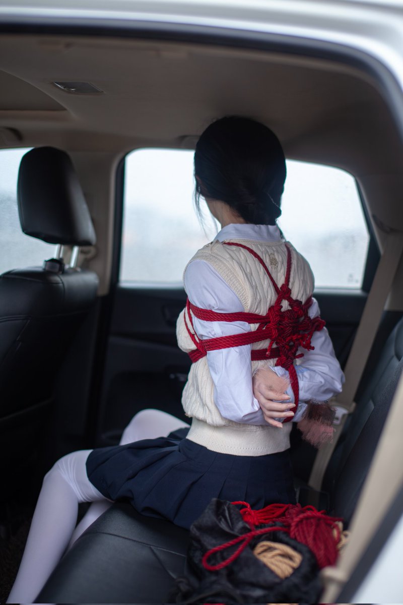最后看一眼这个世界
🪢：<a href="/Gin_bondage/">Gin</a>
👩：<a href="/meisha520603/">甜酒メイミヤ</a>
#绳 #shibari