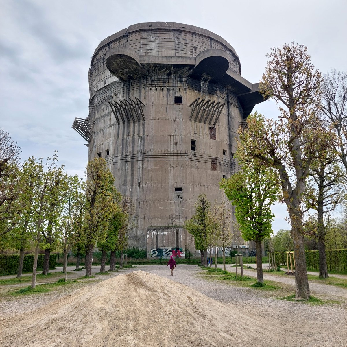 aneri2007's tweet photo. Genügend Platz für
Covid Verbrecher ‼️
😷💉😷💉😷💉😷
#Aufarbeitung
#EsReicht
#NiemalsVergessen
#Wien
#Flakturm
#Augarten
#Vienna https://t.co/rudTGt6wus