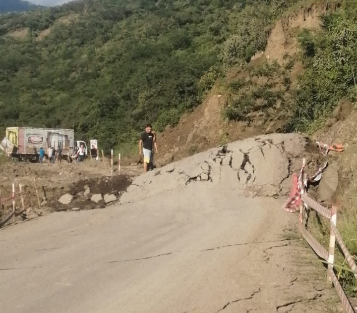 COENPeru's tweet photo. ⚠️Amazonas: el 12/4, debido a lluvias intensas, se produjo #Deslizamiento en el sector Puerto Naranjitos, distrito #Jamalca, provincia Utcubamba, que causó daños a la carretera Fernando Belaunde Terry. Autoridad local y concesionaria IIRSA Norte coordinan acciones de respuesta. https://t.co/WJCWnCsTF5
