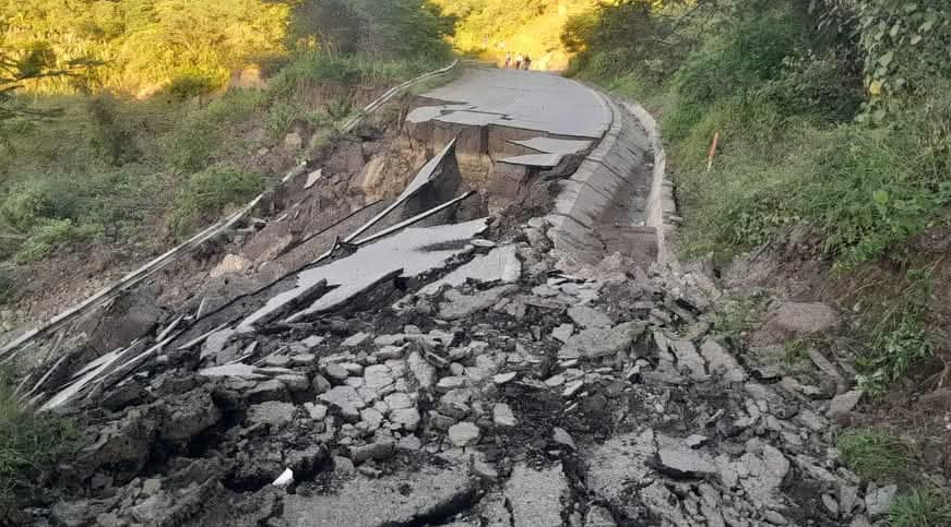 COENPeru's tweet photo. ⚠️Amazonas: el 12/4, debido a lluvias intensas, se produjo #Deslizamiento en el sector Puerto Naranjitos, distrito #Jamalca, provincia Utcubamba, que causó daños a la carretera Fernando Belaunde Terry. Autoridad local y concesionaria IIRSA Norte coordinan acciones de respuesta. https://t.co/WJCWnCsTF5