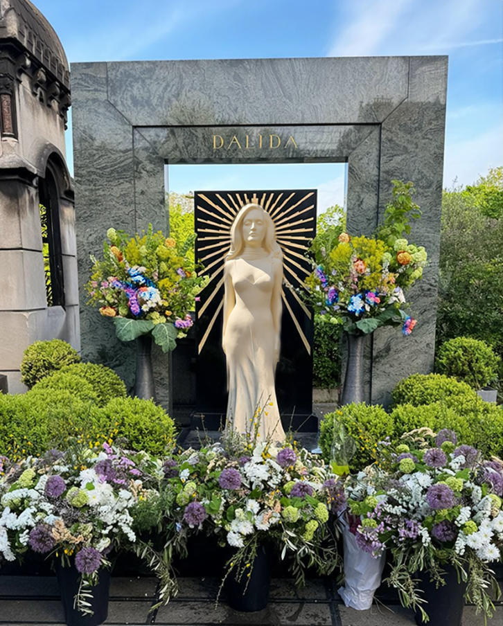 🕊️ Le 3 mai 2025, cela fera 38 ans que #Dalida nous a quittés.
🌸 Participez à la composition florale hommage, déposée en votre nom sur sa tombe au cimetière de Montmartre.
👉 Pour fleurir sa mémoire : dalida.com
#3Mai2025 #HommageDalida #Montmartre #Fleurs