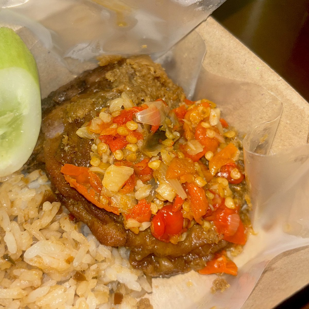 bittercaffeines's tweet photo. Makan ayam ketumbar… pake nasi wangi… sambel… telor ceplok… ujan2… beh MANTEPPP🤤🤤🤤 https://t.co/NVp17llJhZ