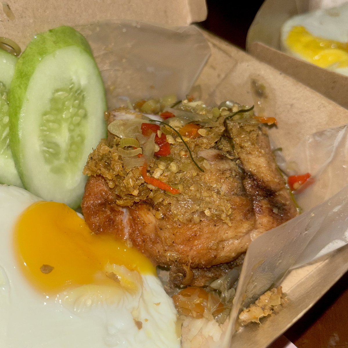 bittercaffeines's tweet photo. Makan ayam ketumbar… pake nasi wangi… sambel… telor ceplok… ujan2… beh MANTEPPP🤤🤤🤤 https://t.co/NVp17llJhZ