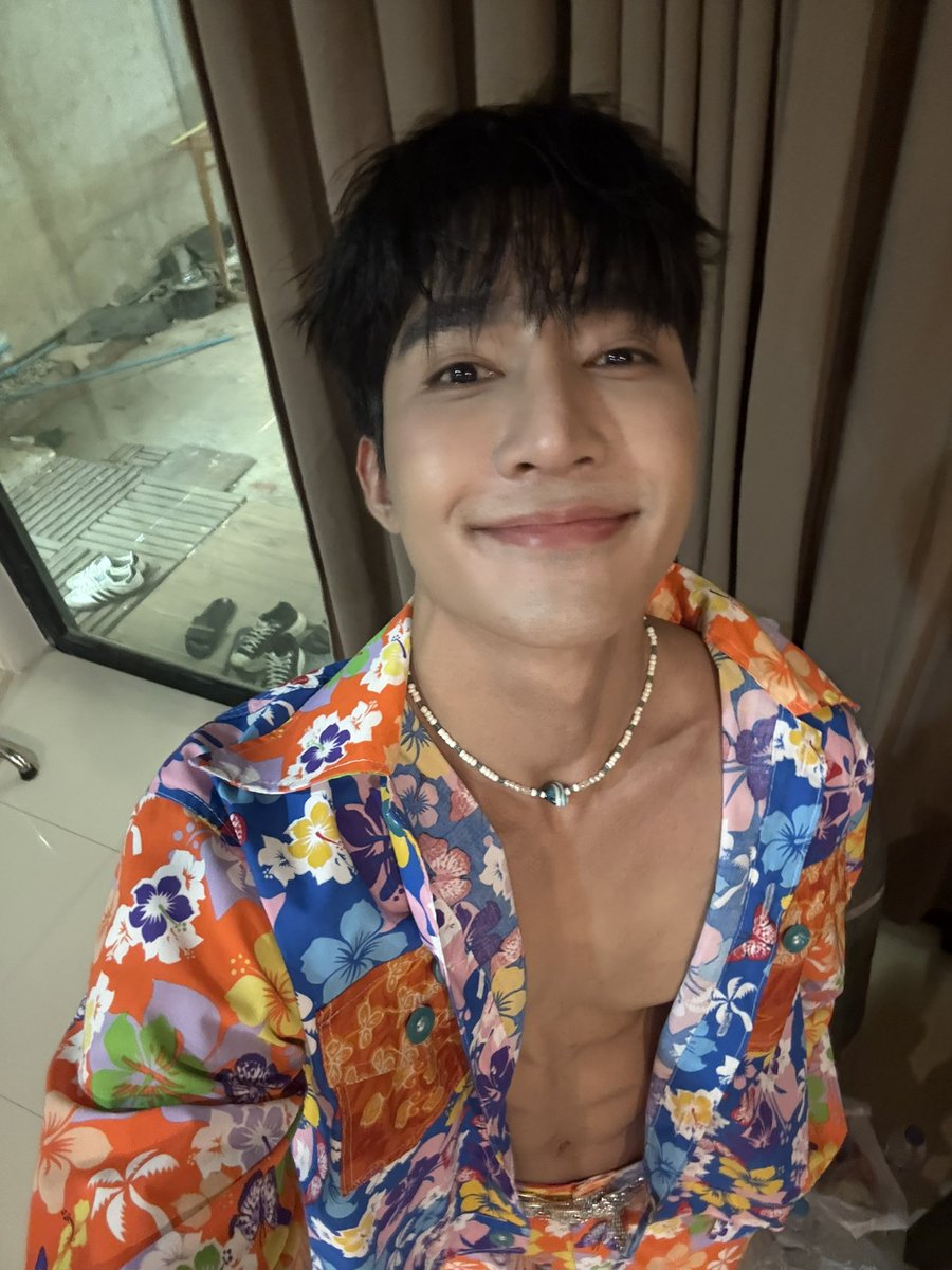 Earth_Pirapat's tweet photo. เล่นสงกรานต์ที่บ้านก็แล้วกัน 😂 https://t.co/NIRJJ2uaYR