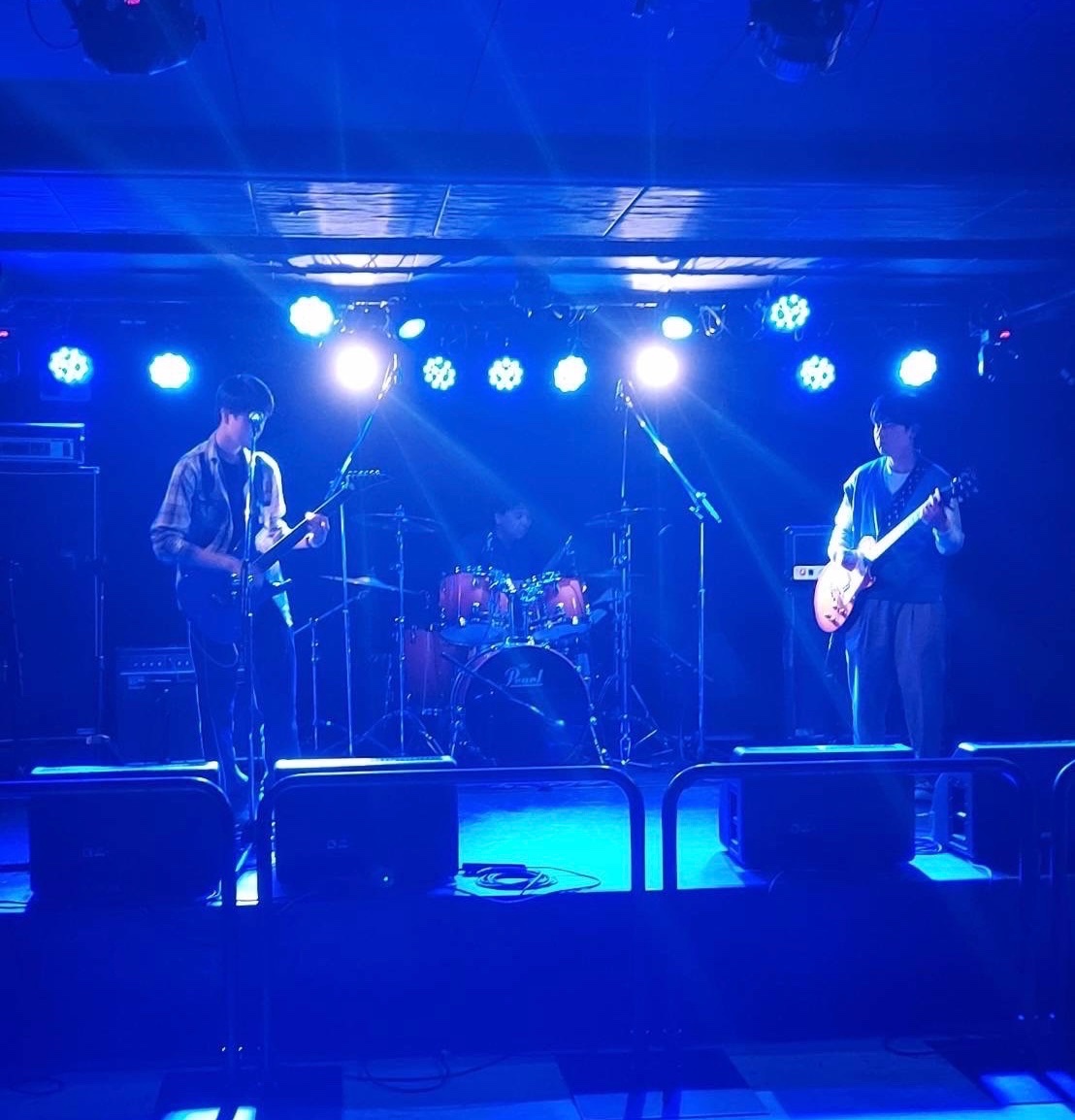 Tiring_Illusion's tweet photo. 2025年4月13日(日)

FRONTSHIP
Buzz Front YOKOHAMA
(@BuzzFront )

<セットリスト>
1.プライム
2.8本目の旗(新曲)
3.あくる日
4.デモ16

ありがとうございました！

#TiringilluSION #バンド #ライブ 
#Buzzfront https://t.co/KXT1kXhix9
