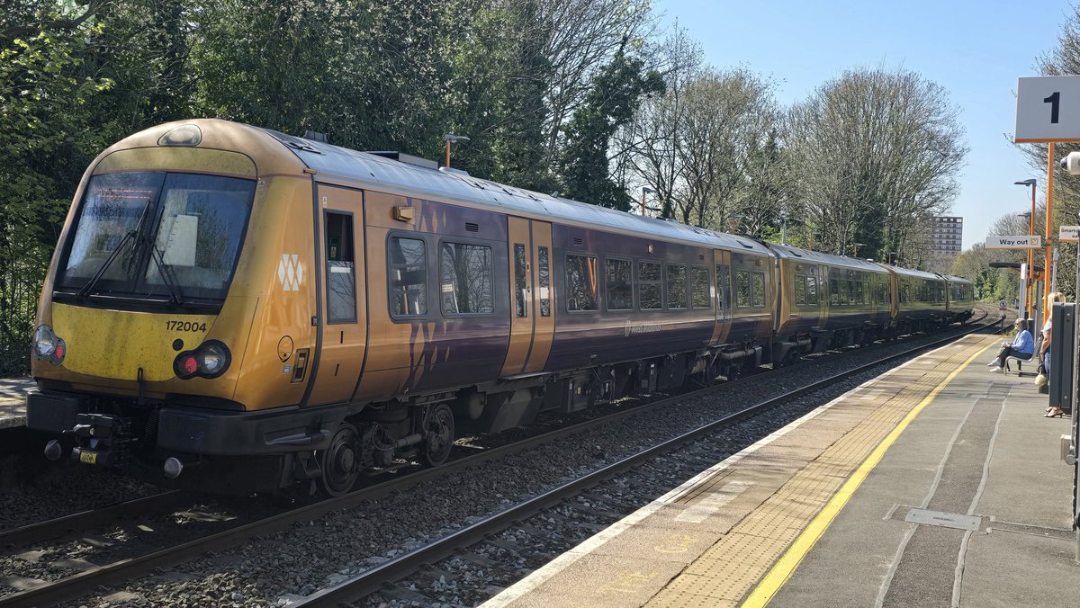 DanSpotter86's tweet image. Heres a shot @WestMidRailway Class 172004 With 172007 leading heads up a Service to Kidderminster from Dorridge at Old Hill on 11/04/25. #Class172 #Westmidlands #WMR #OldHill  #Samsung #SamsunggalaxyS24