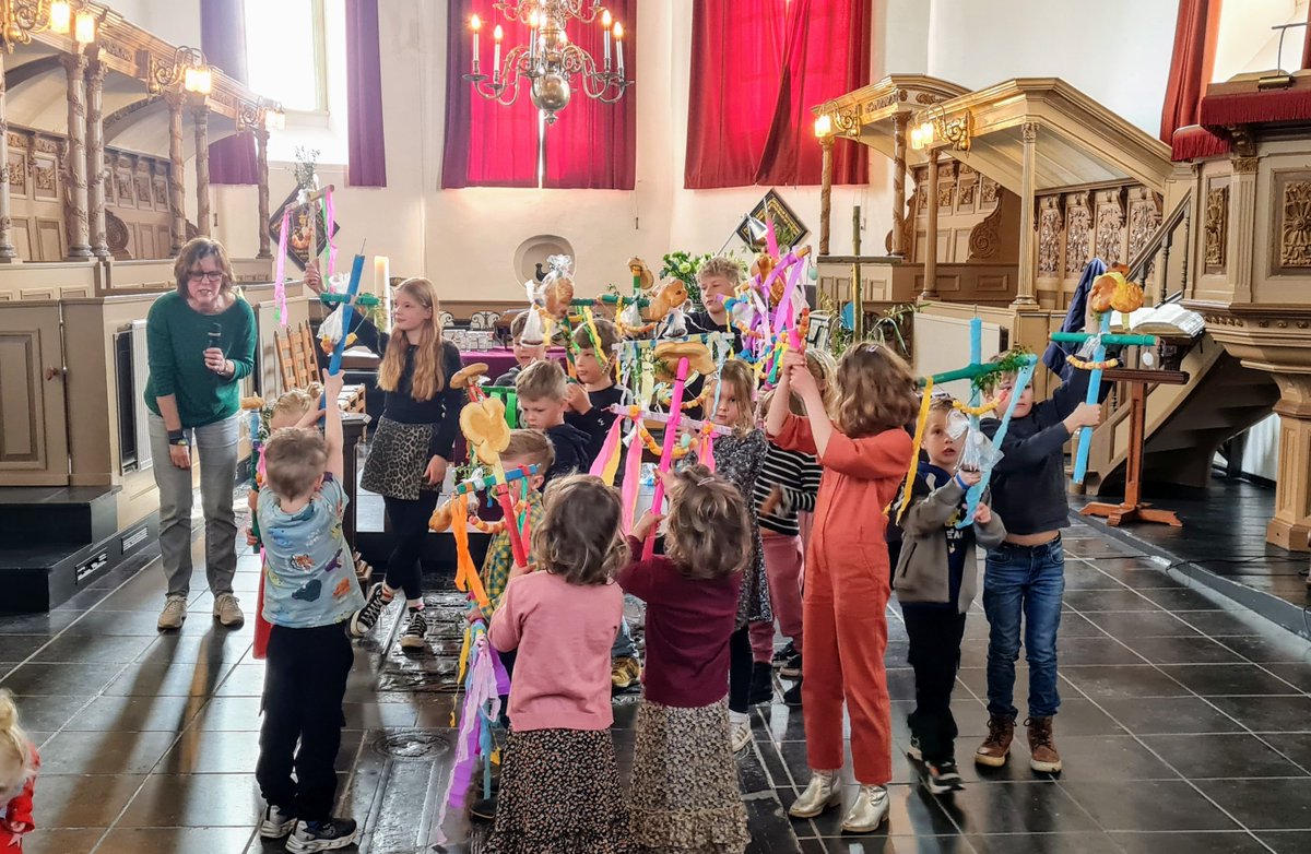 kerkinwirdum's tweet photo. Deze morgen werd in #Wirdum #Palmpasen gevierd.
De kinderen gingen Palmpaasstokken maken en kregen daarbij hulp van de grote mensen.
Voor een kort verslag met foto moet u zijn op https://t.co/pjmTrF3hvR
Wij wensen jullie een gezegende zondag toe.
#Tsjerke #Kerk. https://t.co/OU2yPaZwWC