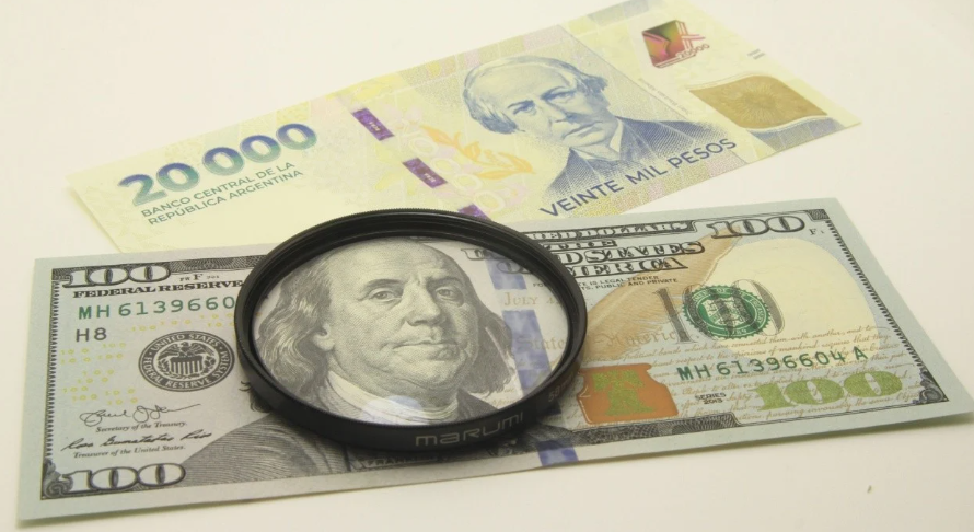 BCHMiner's tweet photo. Argentina’s stablecoin market surges after announcement of end to currency controls
Stablecoin trading volumes surged after the end of currency controls in the Argentine market was confirmed. Local exchanges reported a 100% increase in trading volume, initially driven by a selling trend. However, by Saturday, buyers had taken the lead, causing the exchange rate to rise.

Stablecoin trading volume surges after Argentina lifts currency controls
The upcoming loosening of currency controls has caused turmoil in the Argentine market, with traders reacting to market moves on Monday. The stablecoin market was no exception, with Argentines initially selling off digital dollars such as USDT.

After Economy Minister Luis Caputo announced the measure, the stablecoin market exploded on crypto exchanges, registering a significant increase in trading volumes. Local exchange Lemon reported a nearly 100% increase in trading volume within an hour of Caputo’s speech.

Lemon users are more inclined to buy stablecoins, with buy transactions being 35% higher than sell transactions. However, on other exchanges, the opposite is true.

Bitso, one of the largest exchanges in Latin America, reported the opposite. Bitso’s customers posted more sell orders, which led to a 5% price drop in the hours following the announcement.

The exchange noted that most traders moving stablecoins were concerned about market behavior next week, but speculators also participated in the trading chaos.

Julian Colombo, CEO of Bitso Argentina, described the increase in market activity following the announcement. He said :

We are experiencing a period of high volatility, which is reflected in user behavior. At Bitso, we are seeing unusually high buy and sell volumes for this time of year.

It remains to be seen whether Argentinians will abandon the stablecoin market in favor of real dollars, or whether stablecoins, which traditionally experience high trading volumes, will remain strong in the face of these currency movements. The facts suggest the latter will happen, as demand for stablecoins grew again on Saturday, causing the price of the digital dollar to stabilize along with the rest of the U.S. dollar index.