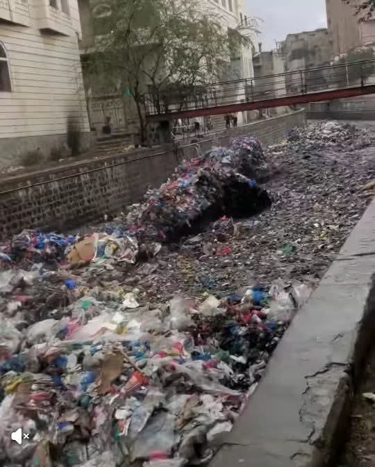 جالسين ينتقدوا تعز والقمامة ؟
خلو تعز بحالها وشوفوا مشاكلكم 
القمامة منتشرة بالوطن كله 
وعاد قمامة العقول اعظم انتشار
#تعز عظيمة بابنائها الاحرار
