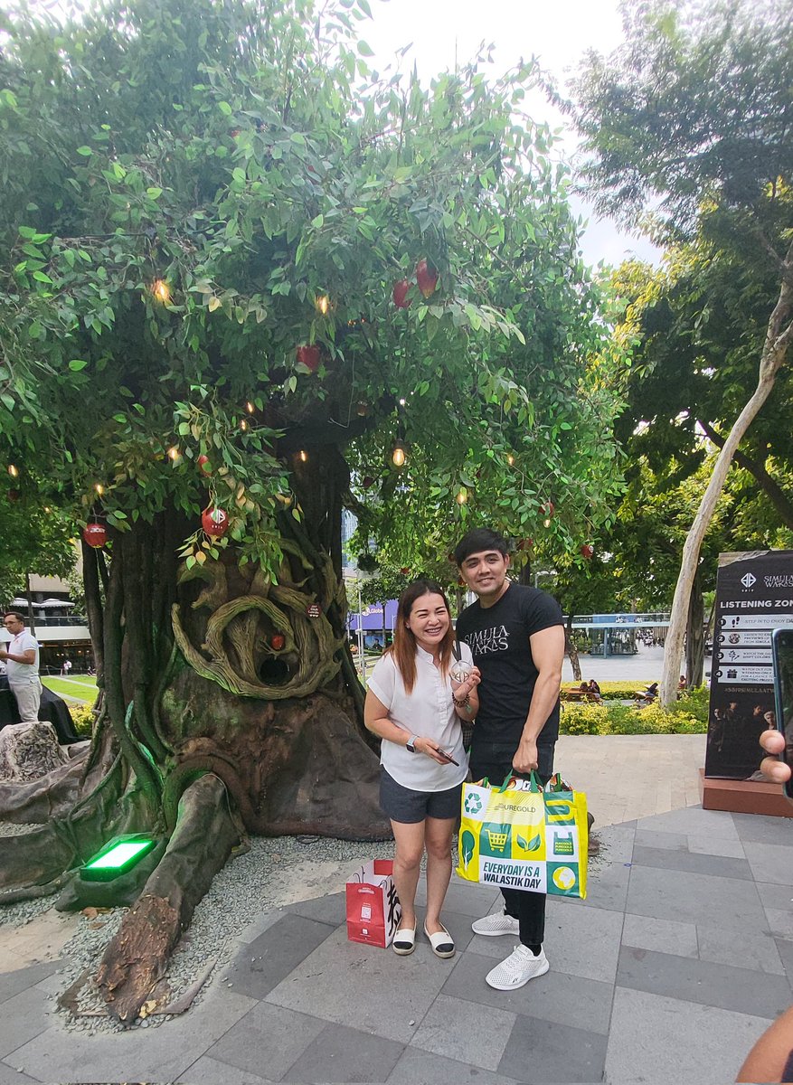 BubbLyVirgoGirL's tweet photo. Pumuntang gusto lang masilayan ang DAM tree at makapag-photo op.. umuwing sumakses na faney.. ganto pala feeling.. hehehe
Salamat @SB19Official and Ninang @Puregold_PH
Salamat din for accomodating a photo op @acetwtts
#SB19 #DAM #DAMTreeinBGC https://t.co/Mhagc9wwpl