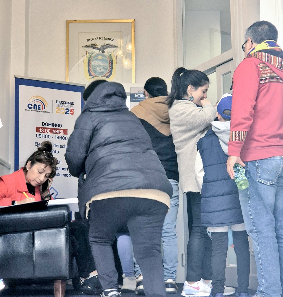 Los Ecuatorianos en Países Bajos continúan sufragando en la #SegundaVueltaPresidencial  

🏢El recinto electoral estará abierto hasta las 7pm. 

💡Recuerde traer su cédula o pasaporte ecuatorianos para poder ejercer su derecho al voto.
#Elecciones2025 🇪🇨
<a href="/AtpTeran/">Andres Teran Parral</a>
