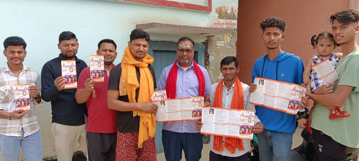 77shuklaShukla's tweet image. Aaj Gaon chaloo abhiyan ke tahat gram bhraman karte hue purv Pradhan Rajesh Tiwari (Ghayal ji ) aur Gramin bhaiyoo ko Bhartiya Janata party ki uplabdhi, Pradesh Sarkar ke 8 sal pure hone per unki har yojnaon ko bhi batate hue..
Shailendra Shukla 
Bansdih mandal..
Booth no. 233-34