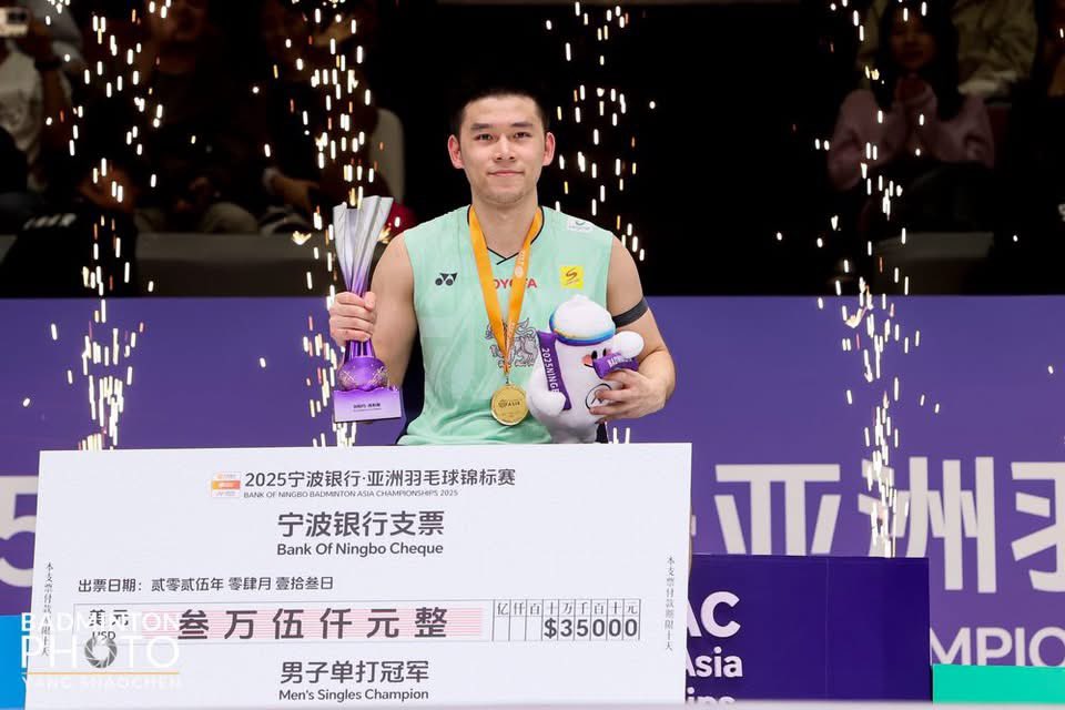 Skyboyz15's tweet photo. 🏸สุดยอด .. “วิว กุลวุฒิ” ผงาด เตรียมขึ้นมาเป็นมือ 2 ของโลก ตามหลัง Shi Yuqi 
หลังคว้าแชมป์ แบดมินตันชิงแชมป์เอเชีย 2025 👏🏻🎉🫶🏻
#วิวกุลวุฒิ #Kunlavut #BWF
#Badminton #BAC2025 https://t.co/dqUNUg7zJ8