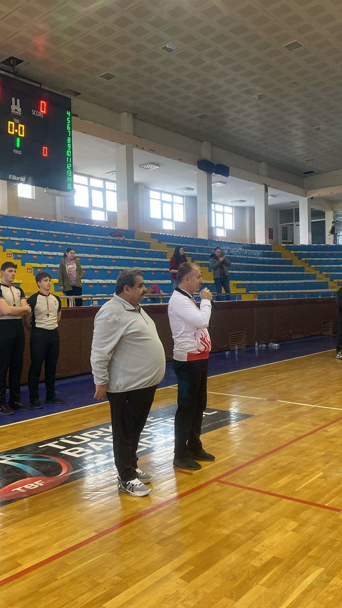 GSB_Erzurum's tweet photo. 🇹🇷🇹🇷 Basketler 23 Nisan için atıldı!
23 Nisan Ulusal Egemenlik ve Çocuk Bayramı "Basketbol Turnuvası" coşkulu geçti.
İl Müdürümüz Levent Çakmur'un da izlediği turnuvada Spor Salonumuzu Ay-yıldızlı bayraklarımızla Kırmızı beyaza çevirdik. Spocu ve velilere  teşekkür ederiz.🇹🇷🇹🇷 https://t.co/V19hJNdBlq