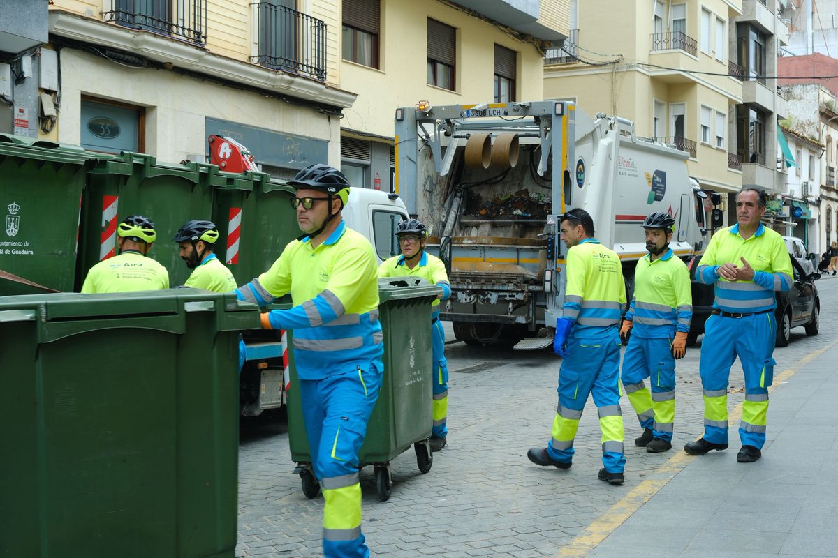 ¡Buenos días, Alcalá! Hoy sí que sí.
Equipo listo y camiones a la calle para un Domingo de Ramos limpio.

✔️ Limpieza viaria
✔️ Baldeo
✔️ Retirada de contenedores
✔️ Refuerzo de papeleras

#CamionesALaCalle #DomingoDeRamos #airaGestiónAmbiental #AlcaláLimpia
