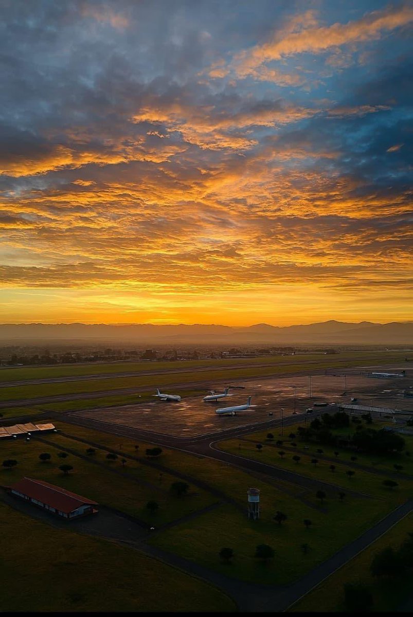Amanece y el cielo se llena de historias por contar ☀️✈️. 
Desde aquí, donde empiezan los sueños, te deseamos un feliz viaje. 

¿Cuál es tu destino hoy? ¡Cuéntanos y vuela alto! #SemanaSanta