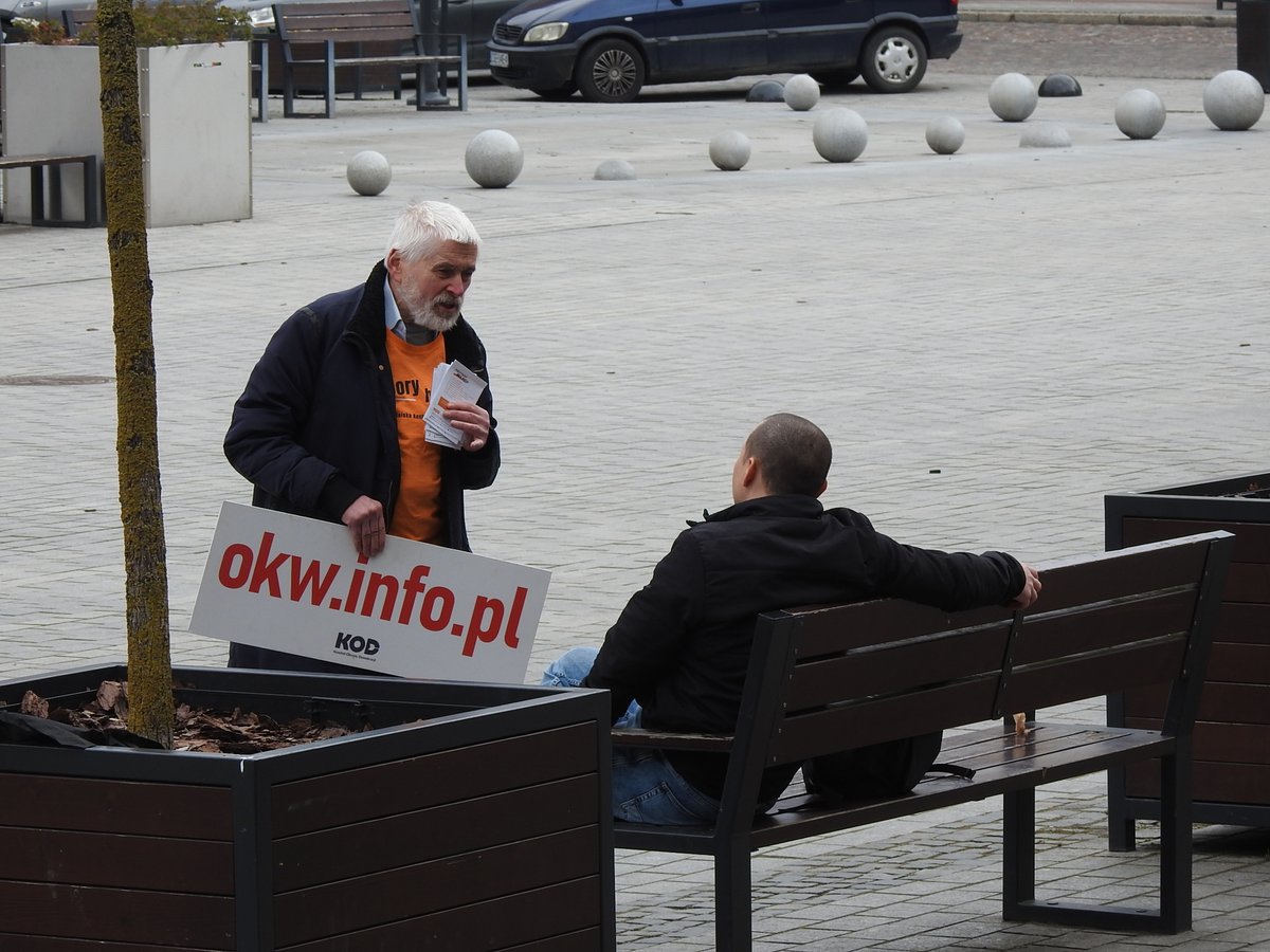 W sobotę, 12 kwietnia 2025 roku, w ramach promocji Obywatelskiej Kontroli Wyborów (#OKW) oraz #PIKOD (punkt informacyjny KOD), odwiedziliśmy Starogard Gdański. Był to nasz kolejny wyjazd z zaKODowanym namiotem przed nadchodzącymi wyborami prezydenckimi 
#komitetobronydemokaracji
