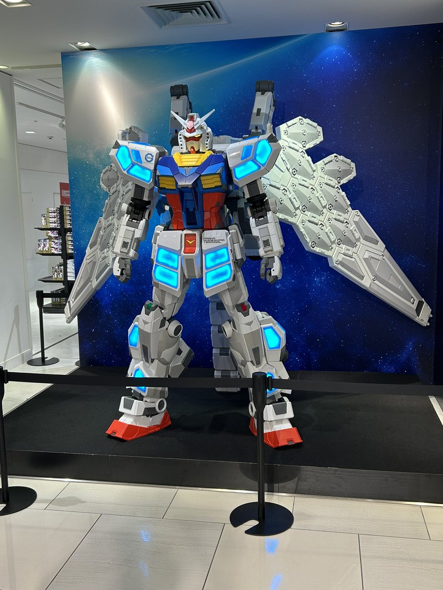 masa_pla's tweet photo. ポップアップストア行ってきた。万博ガンダムは１人３つまで。お土産用に大量に生産されてるんだろうね。 https://t.co/JXeecNJ0cK