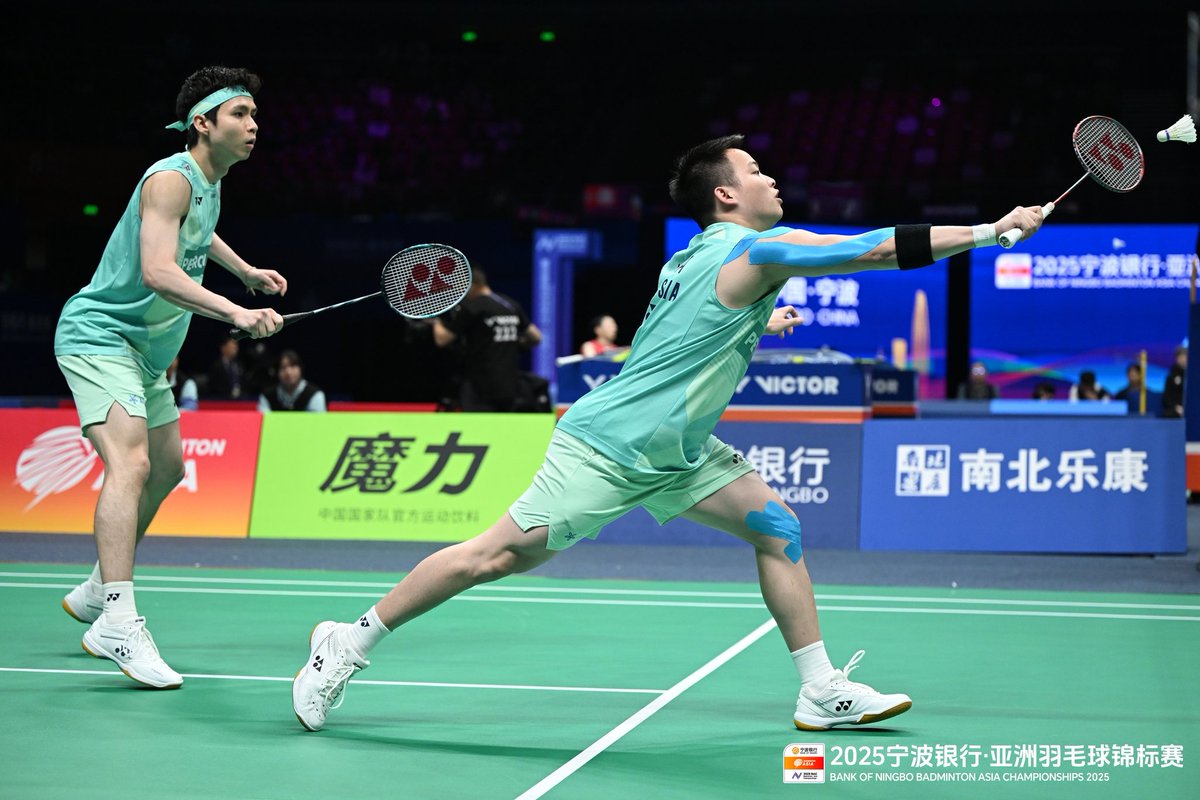 theone_xyz's tweet photo. MENANG🔥 ChiaSoh The Champions 🏆‼️

Aaron Chia/Soh Wooi Yik 🇲🇾 won against Chen Bo Yang/Liu Yi 🇨🇳 

21-19
21-17

Outstanding performance right from the start. They're stepping up their game in this #BAC2025. Amazing defense, aggressive movement, smart play, ambik semuaaa 🫡

The title returned to Malaysia after 18 long years 💥

Massive CONGRATS, @aaronchiatf24
@sohwooiyik 

📸 © Organizing Committee of #BadmintonAsiaChampionships2025