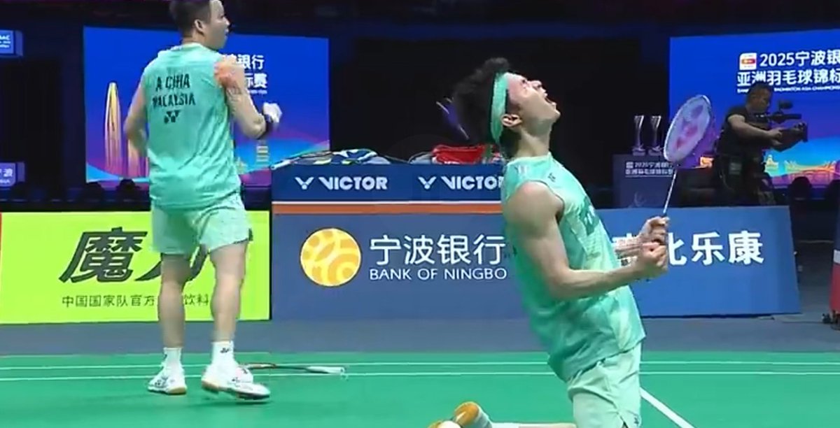 theone_xyz's tweet photo. MENANG🔥 ChiaSoh The Champions 🏆‼️

Aaron Chia/Soh Wooi Yik 🇲🇾 won against Chen Bo Yang/Liu Yi 🇨🇳 

21-19
21-17

Outstanding performance right from the start. They're stepping up their game in this #BAC2025. Amazing defense, aggressive movement, smart play, ambik semuaaa 🫡

The title returned to Malaysia after 18 long years 💥

Massive CONGRATS, @aaronchiatf24
@sohwooiyik 

📸 © Organizing Committee of #BadmintonAsiaChampionships2025