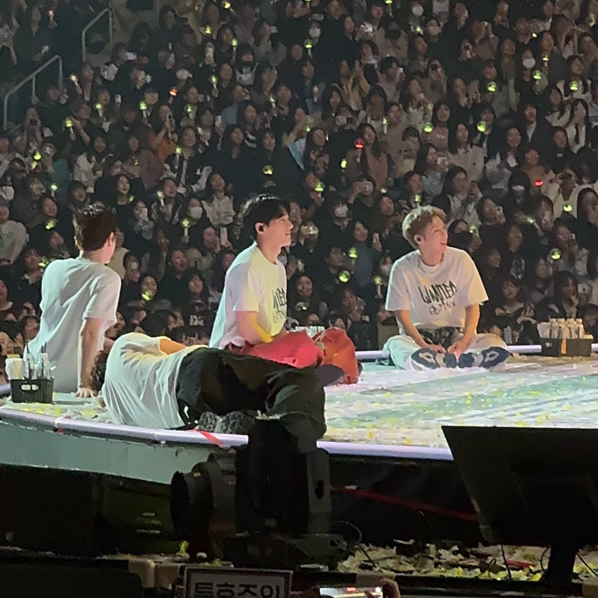 nwhcute's tweet photo. 하 ㅅㅂ 콘서트 5시간 째 돌파하니까 인피니트랑 합숙하는 상황 발생한 거 황당해서 진짜 https://t.co/321Plz5Yu2