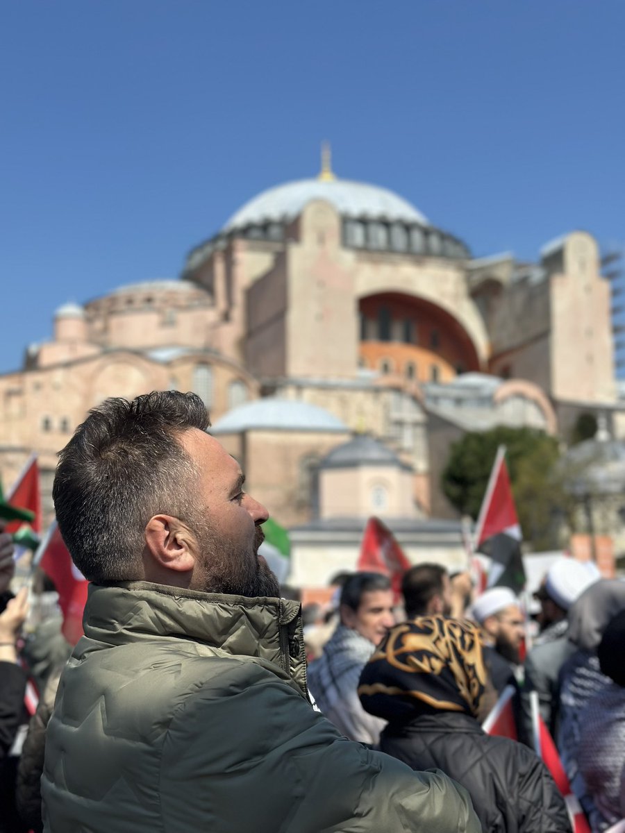 uzunabdurrahman's tweet photo. Nehirden Denize ÖZGÜR FİLİSTİN 
🇹🇷❤️🇵🇸 
📍Ayasofya/Sultanahmet Meydanı https://t.co/XUrfZl5U5J
