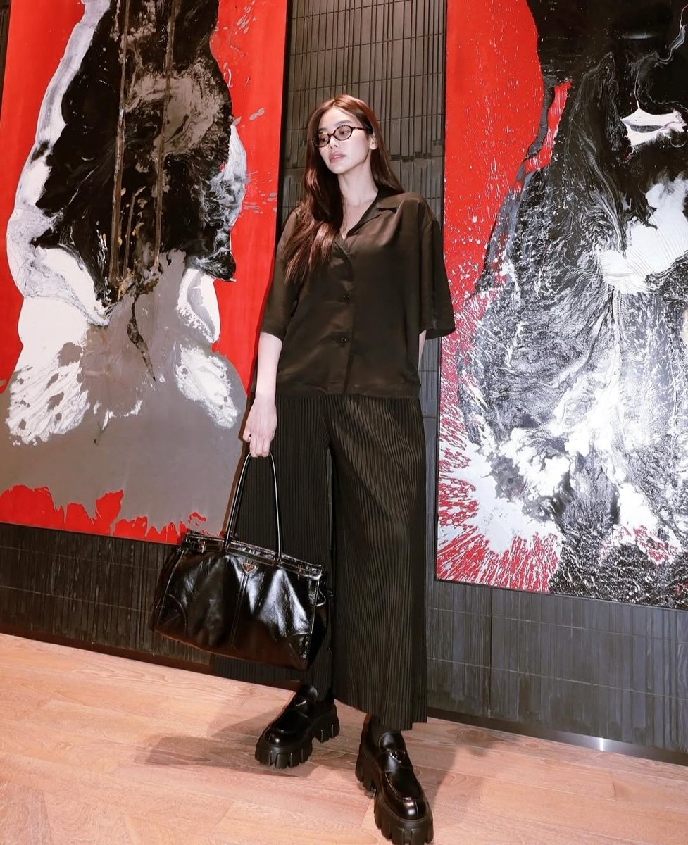 shh2894's tweet photo. Say Hi~ Prada Girls 🖤💫🇮🇹

#อิงฟ้ามหาชน #EngfaWaraha
@EWaraha @Prada https://t.co/fDn4yrasW2