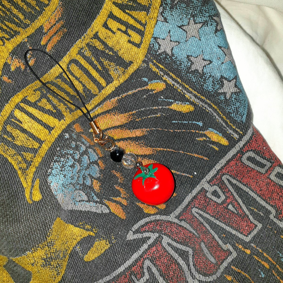 이거 맨 밑에 있는 끈팔찌 빼고
5000원씩 하면 어떨 것 같음?! 그리고 토마토키링은 3500원