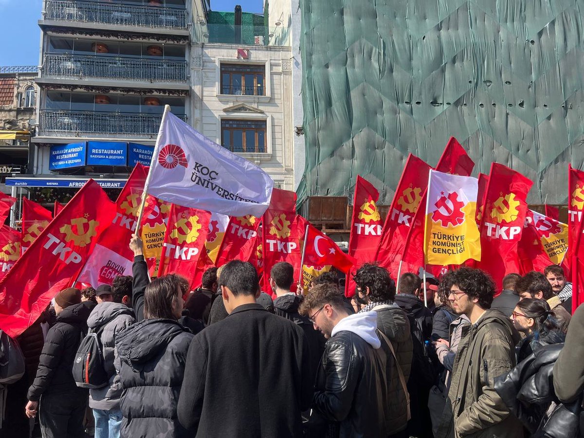 Birçok farklı üniversite ve okuldan öğrenci bugün omuz omuza yürümek için bir arada.

Eşitlikten, özgürlükten, cumhuriyetten taraf olduğumuzu göstermek, geleceğimizi kazanmak için buradayız.