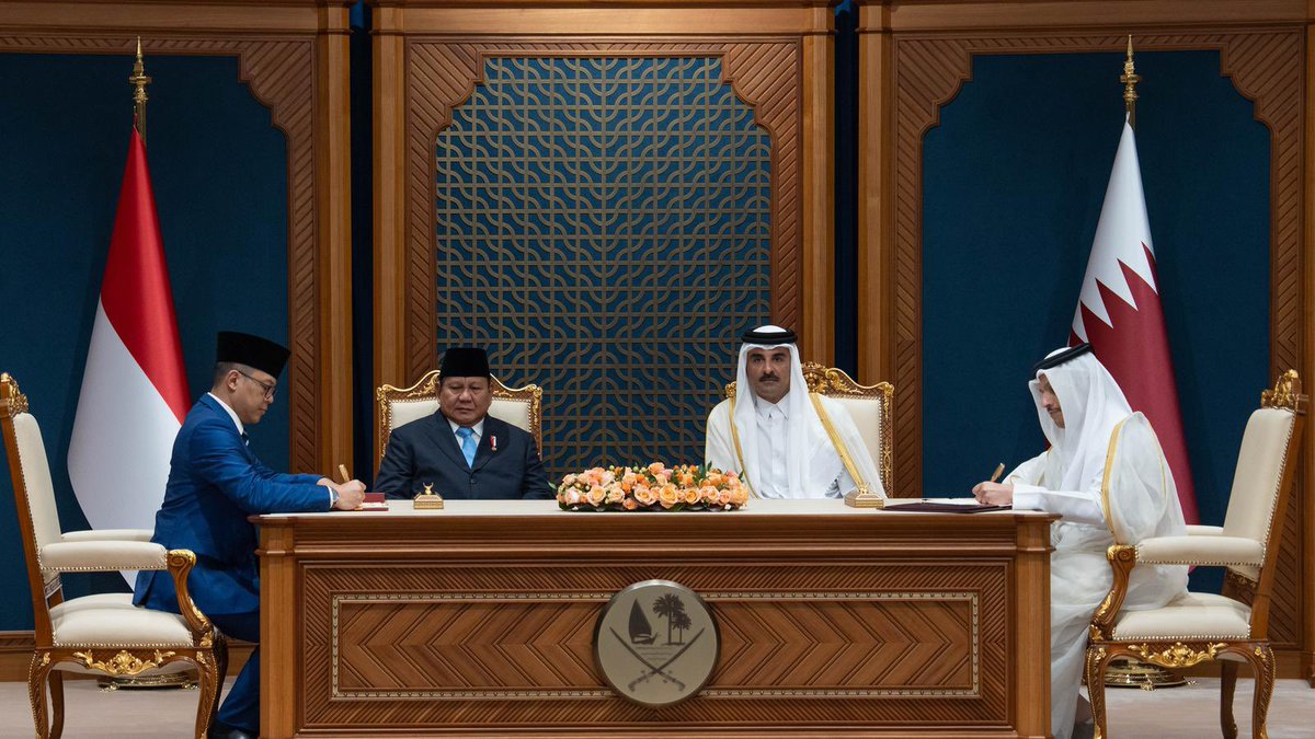 TamimBinHamad's tweet image. أجريت اليوم مباحثات بنّاءة مع رئيس إندونيسيا برابوو سوبيانتو في الدوحة، بحثنا خلالها آفاق توسيع شراكتنا الثنائية، كما استعرضنا سبل تطوير العلاقات الاقتصادية عبر زيادة التبادل التجاري وتعزيز الاستثمارات. العلاقات بين قطر وإندونيسيا راسخة ومتنامية، ويعمل البلدان بشكل مشترك على…