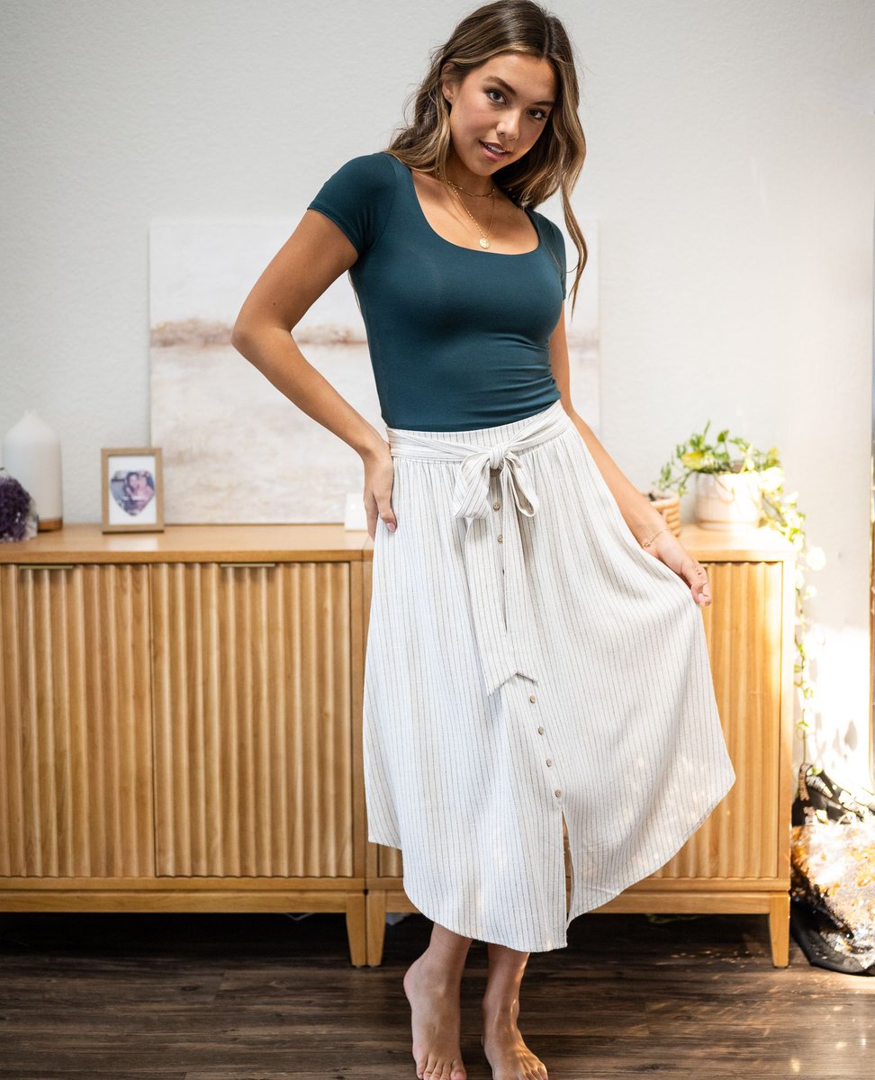 livesozy's tweet photo. Run don't walk cause this NEW combo will sell-out in the blink of any 😳 Luxuriously soft on top and premium linen blend on the bottom 🫶
🔎 : Lisa Top (Emerald) + Linen Caterina Midi Skirt (Natural Striped)
#LiveSozy #FashionToBeProudOf https://t.co/5brneGTiJe