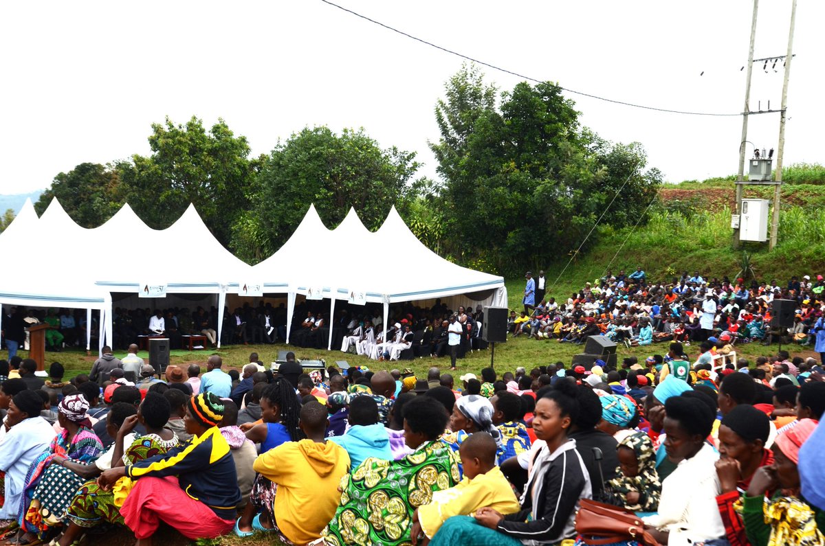alphonsenkunda's tweet photo. Uyu munsi mu karere ka @GicumbiDistrict Ibikorwa byo kwibuka byakomereje ahahoze hari urwibutso  rwa Jenoside yakorewe Abatutsi rwa #MUGINA mu murenge wa #NYAMIYAGA. Ubu, imibiri yimuriwe mu rwibutso rwa Jenoside yakorewe Abatutsi rwa #Mutete.  

Madamu WIBABARA Clementine warokokeye muri ibi bice,yavuzeko  Jenoside yabaye afite imyaka 15. Mu buhamya yasangije  abaje kwibuka i Nyamiyaga yababwiye  inzira y'umusaraba yanyuzemo,ashimira abaturage bo mu murenge wa Giti babakiriye neza, bakabereka umutima wa kimuntu,akomeza ashimira Leta y'Ubumwe yahagaritse Jenoside.
@NzabonimpaEmmy @gahundemaurice
@Unity_MemoryRw @RwandaLocalGov @RwandaNorth @Ibuka_Rwanda