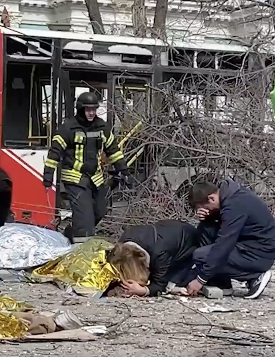 Trump dice che tra Ucraina e Russia "le cose stanno andando bene". Nel frattempo almeno 30 civili sono stati massacrati nella domenica delle Palme a Sumy dai missili russi. L'ultima strage di una lunga serie. A proposito della pace giusta e di cosa sia accettabile per gli ucraini
