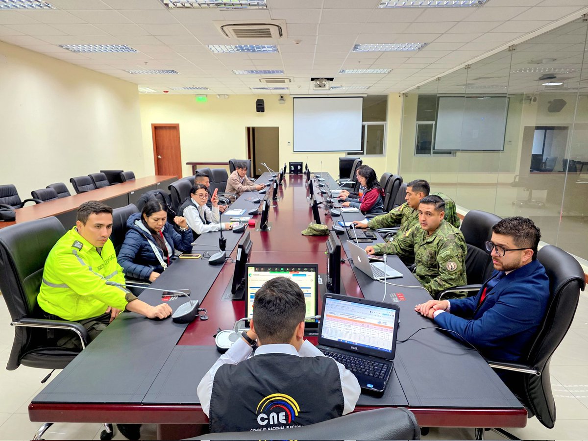 ECU911Ambato's tweet photo. @ECU911_ @el_telegrafo @tctelevision @teleramaecuador @ecuavisa @EcuadorTV @lahoraecuador En la Sala de Crisis del #ECU911 #Riobamba permanece instalada la  Mesa Provincial de Seguridad Electoral de #Chimborazo liderada por el @CNEChimborazo.

Se monitorea el jornada electoral en la #SegundaVueltaPresidencial.

#ECU911BrindaSeguridadIntegral https://t.co/FPYLUGjC27