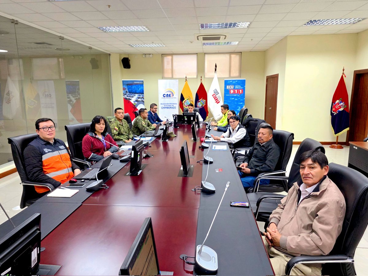 ECU911Ambato's tweet photo. @ECU911_ @el_telegrafo @tctelevision @teleramaecuador @ecuavisa @EcuadorTV @lahoraecuador En la Sala de Crisis del #ECU911 #Riobamba permanece instalada la  Mesa Provincial de Seguridad Electoral de #Chimborazo liderada por el @CNEChimborazo.

Se monitorea el jornada electoral en la #SegundaVueltaPresidencial.

#ECU911BrindaSeguridadIntegral https://t.co/FPYLUGjC27