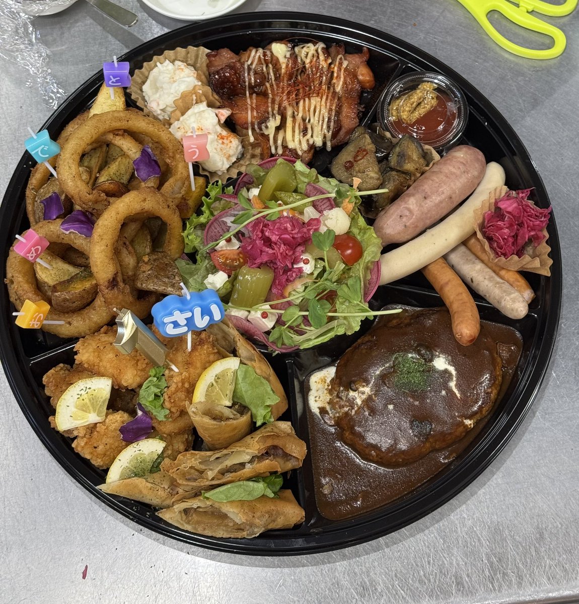 zuribow's tweet photo. 最近大親友のお店でバイトをさせてもらってるのですが、大親友が作るお料理全てが美しいので見て欲しい。

チーズフォンデュハンバーグ
生ハムとお野菜のピザ(要予約)
オードブル
フッカフカの蒸しシフォン ハチミツかけ

#3valley
#hakodate
#hakodatelunch
#yummy https://t.co/Y15Yea2fM3