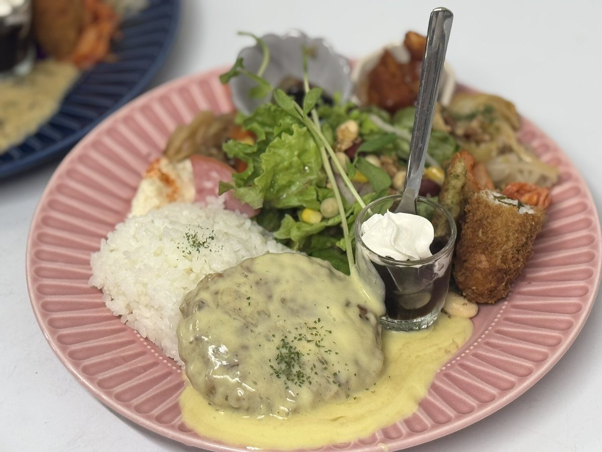 zuribow's tweet photo. 最近大親友のお店でバイトをさせてもらってるのですが、大親友が作るお料理全てが美しいので見て欲しい。

チーズフォンデュハンバーグ
生ハムとお野菜のピザ(要予約)
オードブル
フッカフカの蒸しシフォン ハチミツかけ

#3valley
#hakodate
#hakodatelunch
#yummy https://t.co/Y15Yea2fM3