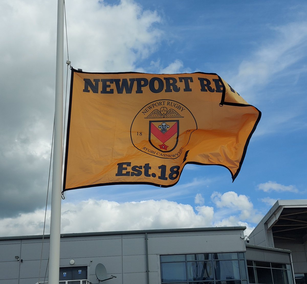 Npteggchaser's tweet photo. The family sponsored @NewportRFC flag flying proudly at half mast over Rodney Parade,in respect of BJ's passing.
What a life with the #BlackandAmbers,to be celebrated &amp; commemorated. He will be sorely missed by everyone associated with the CLUB &amp; beyond.
#RIPBJ
🖤🧡😥
@FoNRTrust https://t.co/x86kC5vLTT