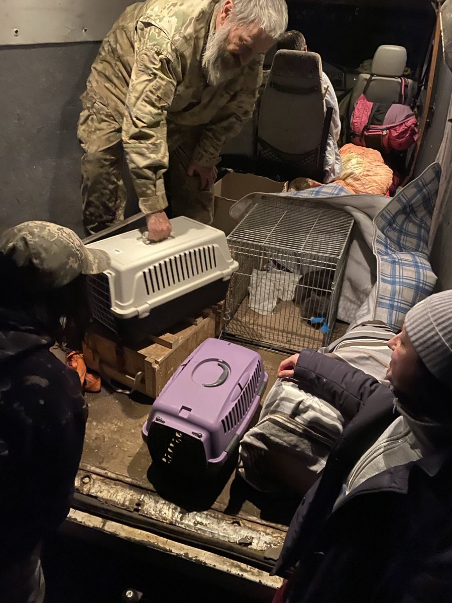 Sayravem's tweet photo. Місія завершилася успішно, один котик одразу поїхав в родину.
2 залишилися під опікою пані Юлії @wowcats_ua.

Хочу ще раз подякувати всім військовим, які турбуються про тварин. 
Дякую @yalavross, що захищаєш нас всіх, великих, малих і пухнастих. Сто років щасливого життя тобі!
🐱 https://t.co/xToFaqmBWd